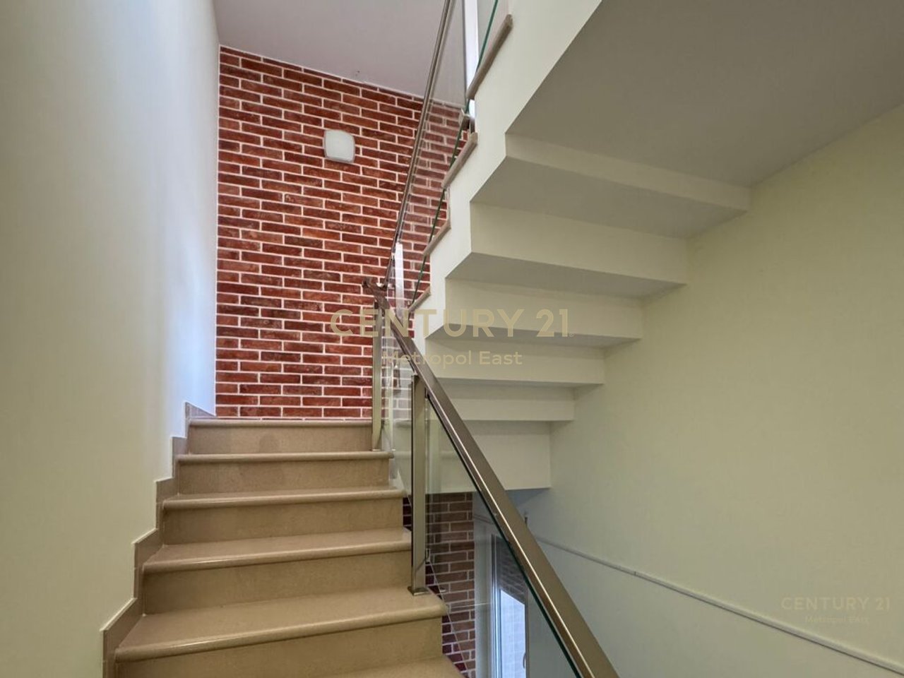 Shitet Vilë  në "Sunrise Residence", pranë TEG