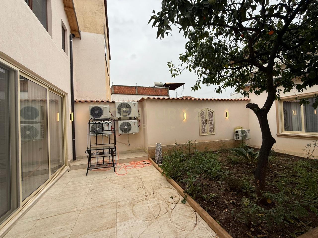 VILE ME QIRA, VENDOSUR NE ZONEN E XHAMLLIKUT, TIRANE!