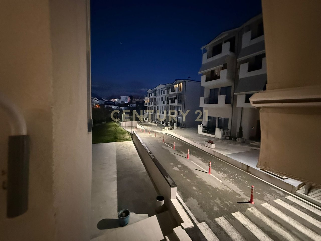 QIRA !! APARTAMENT MODERN 1+1 + POST PARKIMI TEK OASIS LAKE RESIDENCE PRANE VET HOSPITAL !!