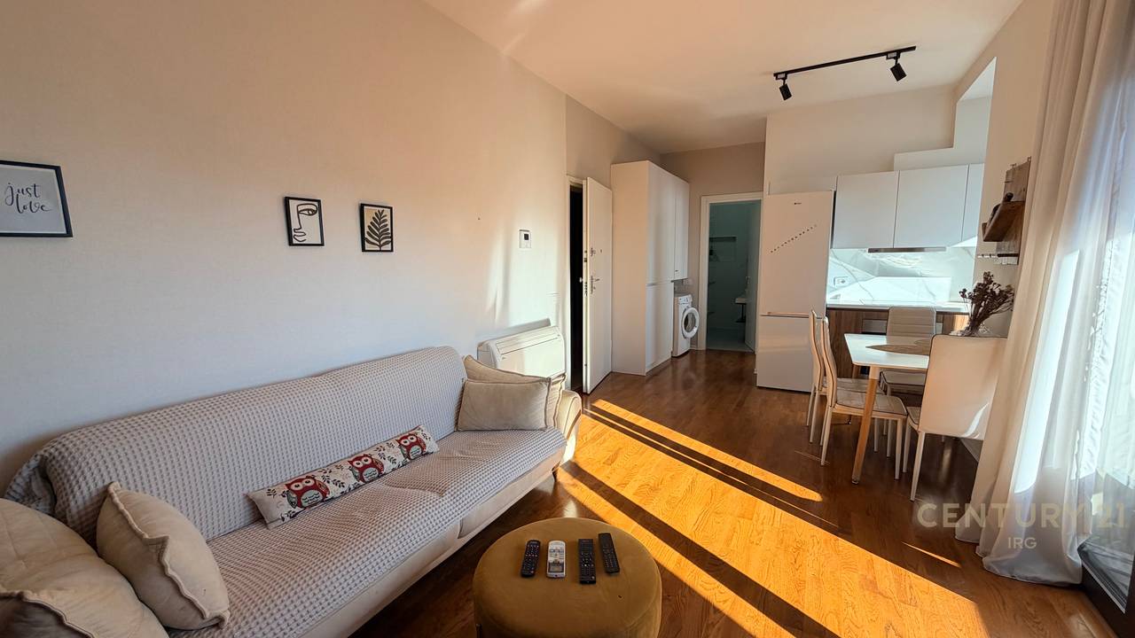 JEPET ME QIRA APARTAMENT 1+1 TEK RRUGA BARRIKADAVE !