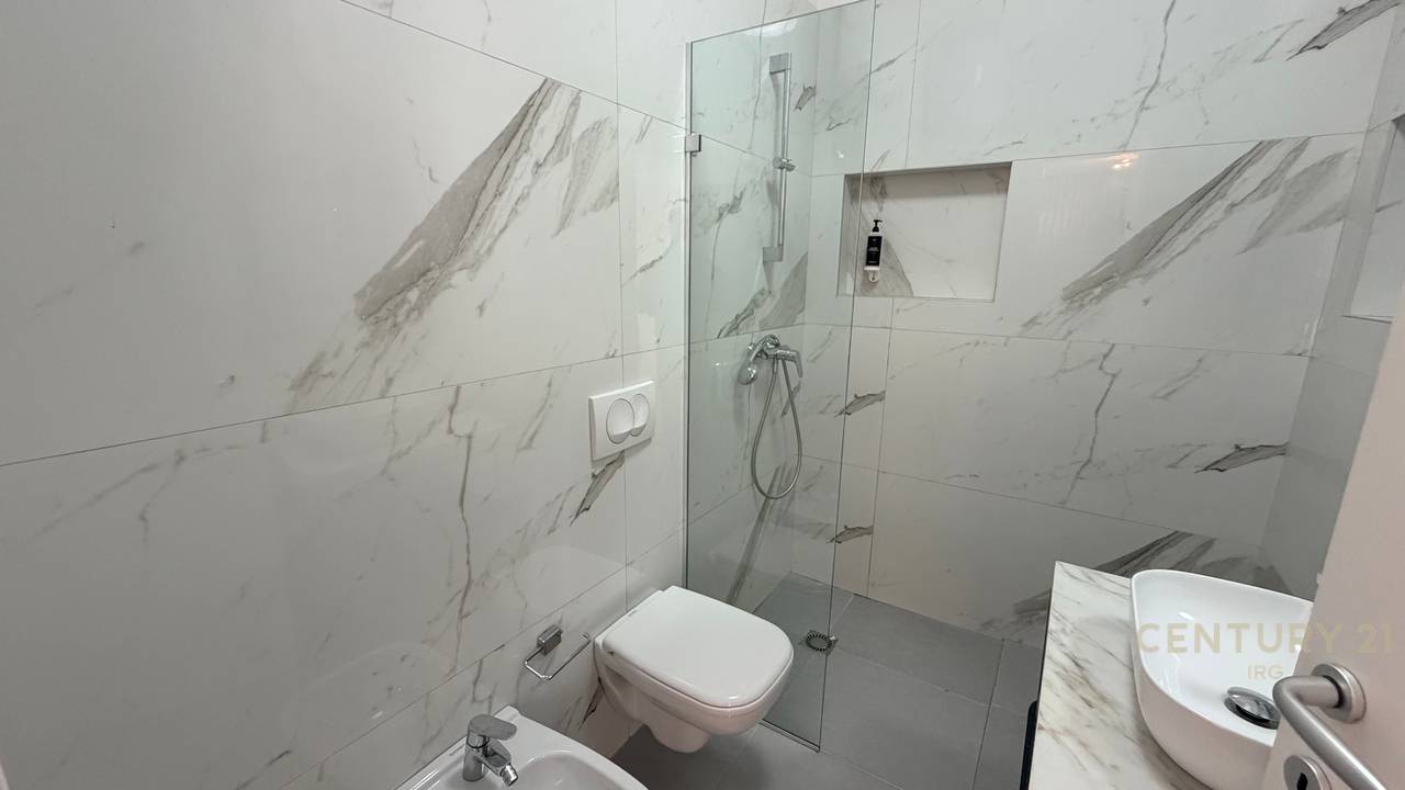 JEPET ME QIRA APARTAMENT 1+1 TEK RRUGA BARRIKADAVE !