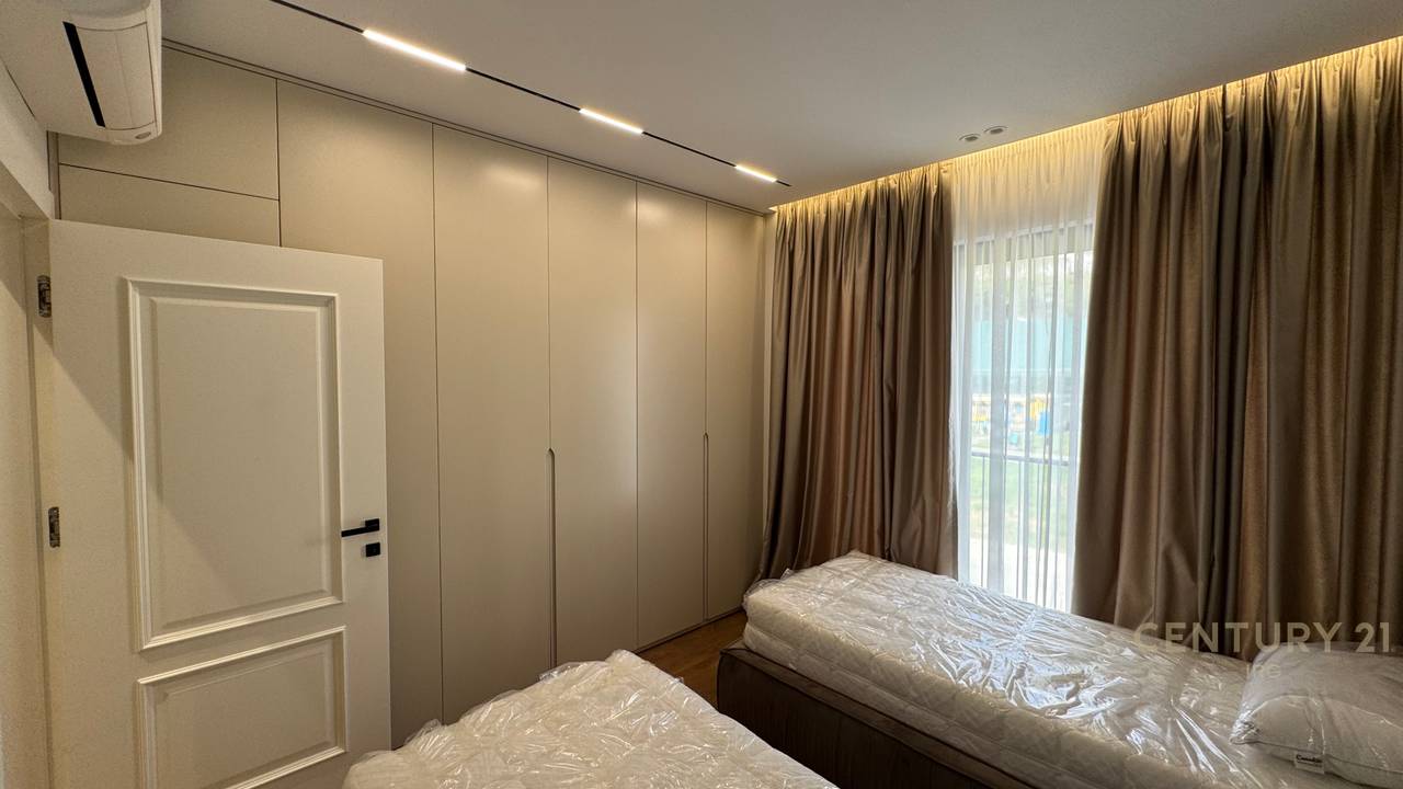 JEPET ME QIRA DUPLEKS ME POST PARKIMI TEK KODRA E DIELLIT  !