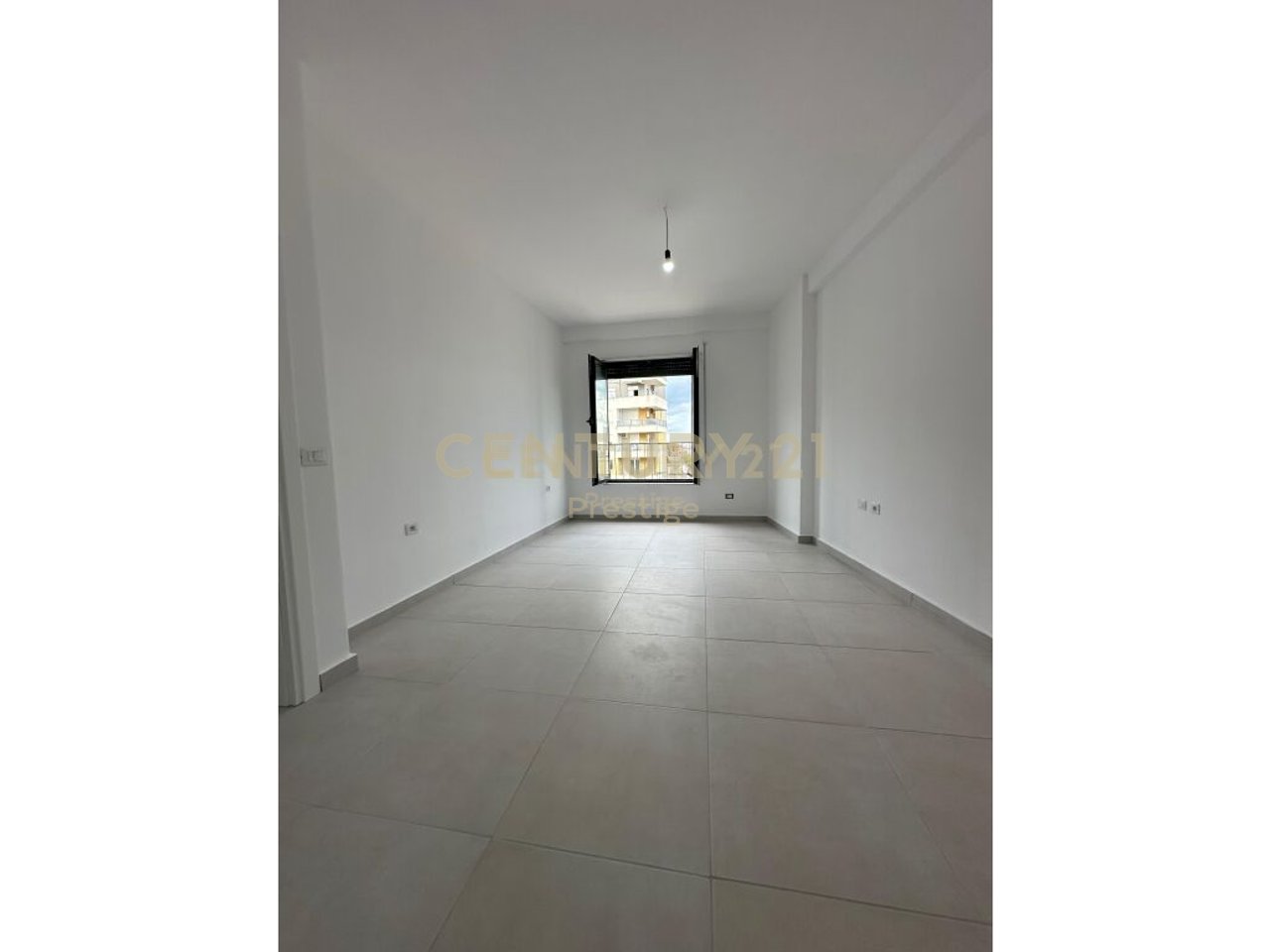 AMBIENT ZYRE +POST PARKIMI ME QIRA TEK STACIONI I TRENIT!