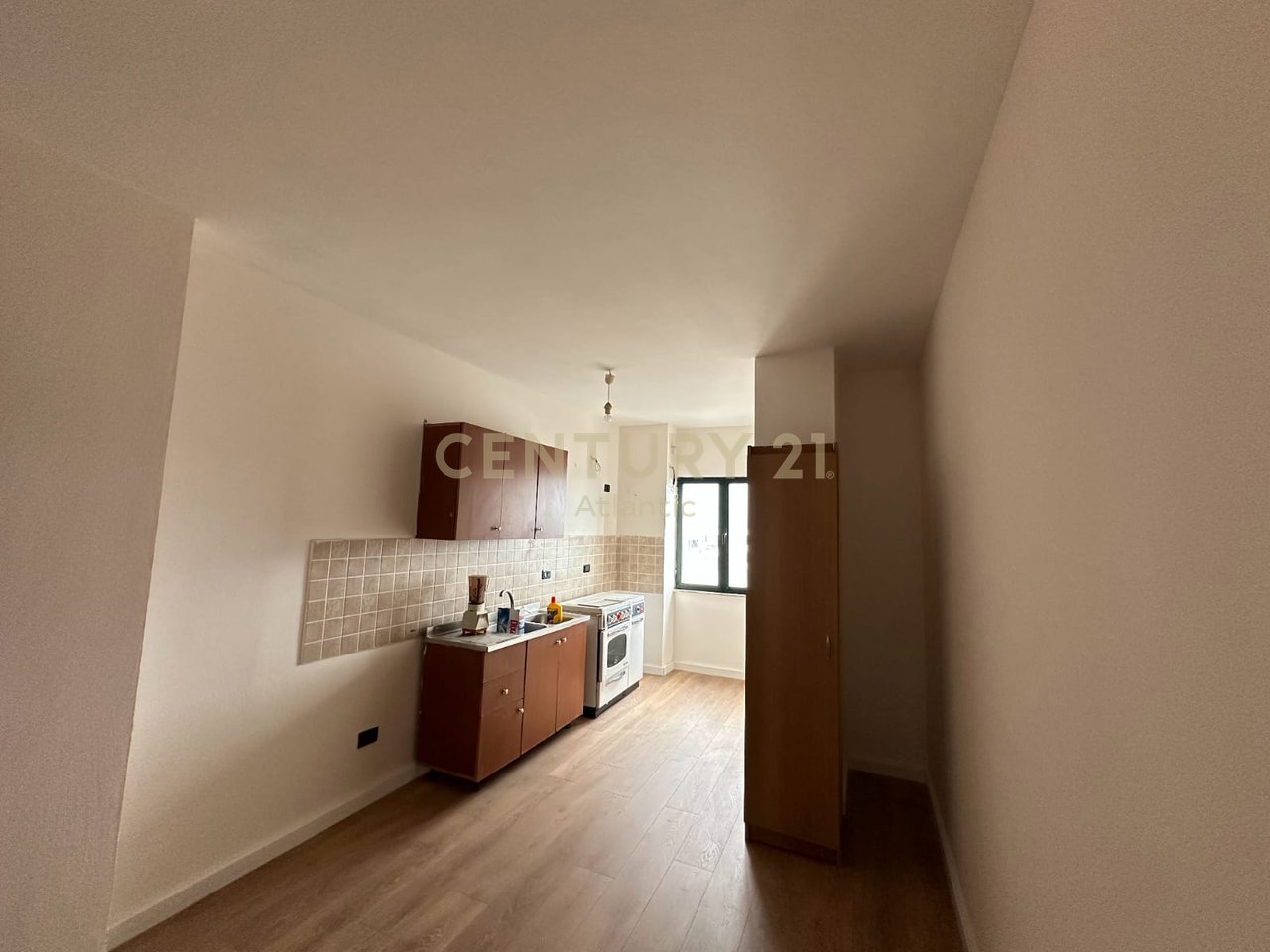 SHITET APARTAMENT 2+1 PRANE MARKATES DURRES!