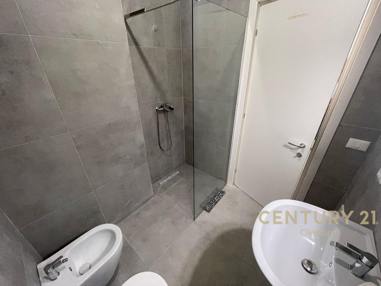 APARTAMENT 2+1+2 ME POST PARKIMI PER QIRA TE UNIVERS CITY