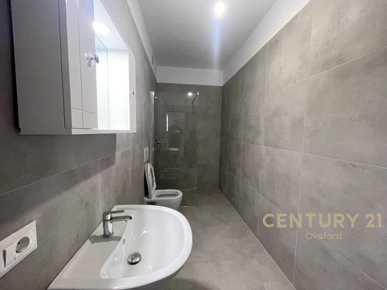 APARTAMENT 2+1+2 ME POST PARKIMI PER QIRA TE UNIVERS CITY