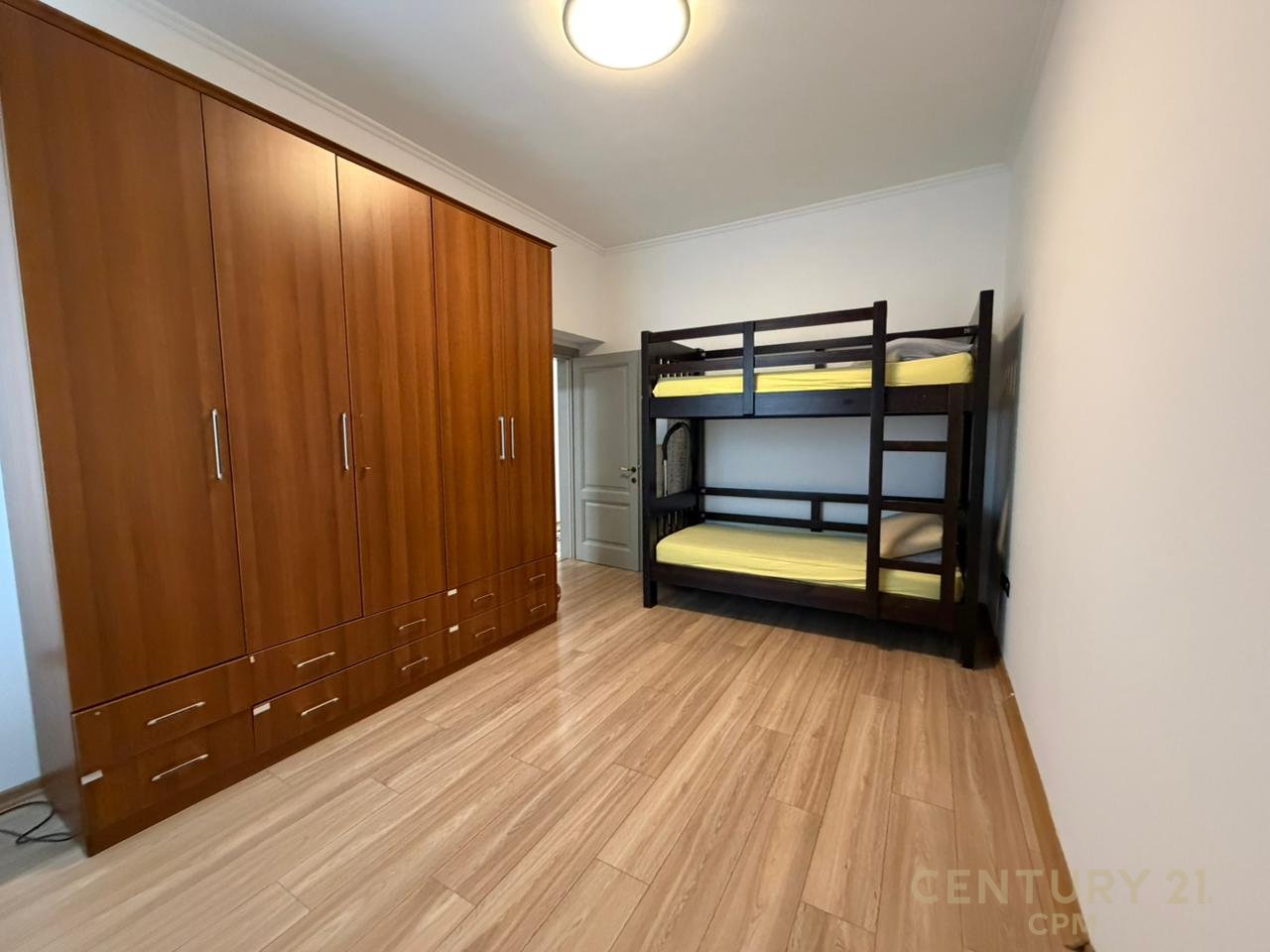 Apartament 2+1 me qira tek Rruga e Durresit!
