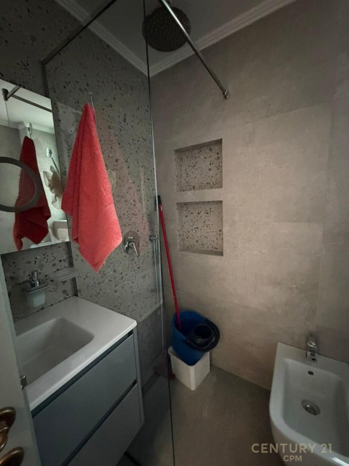 Apartament 2+1 me qira tek Rruga e Durresit!