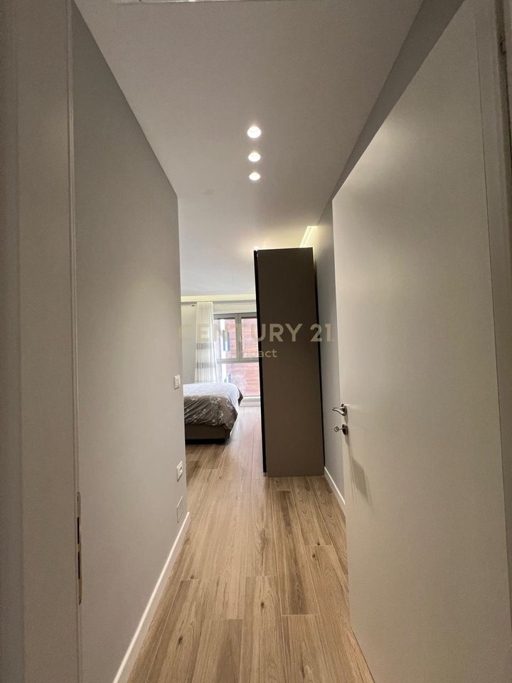 APARTAMENT ME QERA PRANE PAZARIT TE RI!