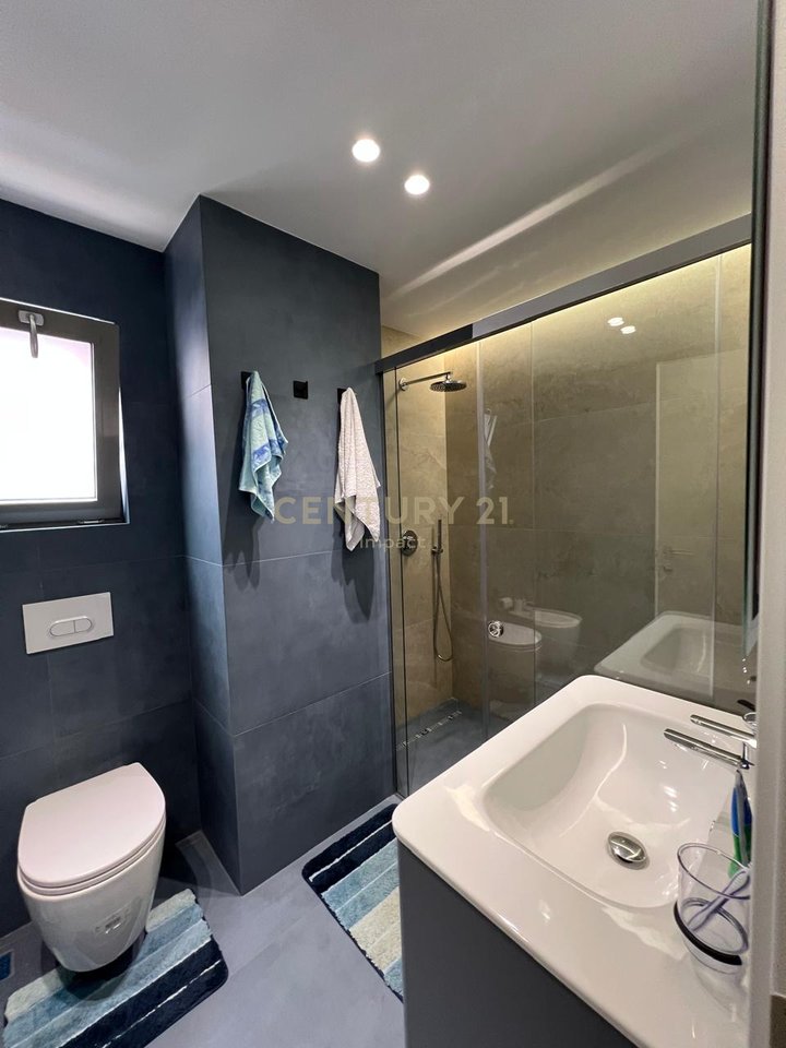 APARTAMENT ME QERA PRANE PAZARIT TE RI!