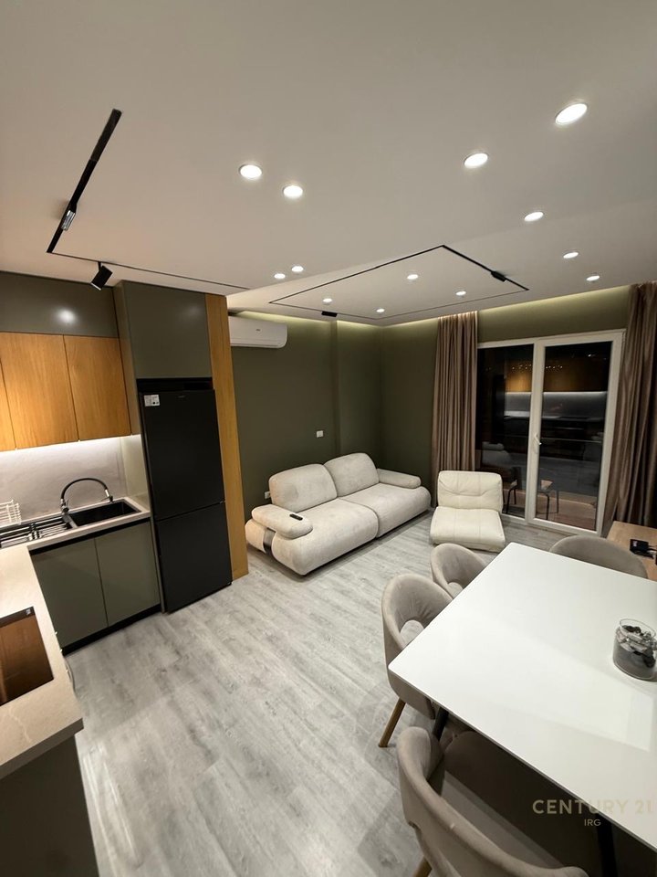 Vendesi in vendita appartamento di tipologia 2+1+2 con posto auto a Ali Dem!