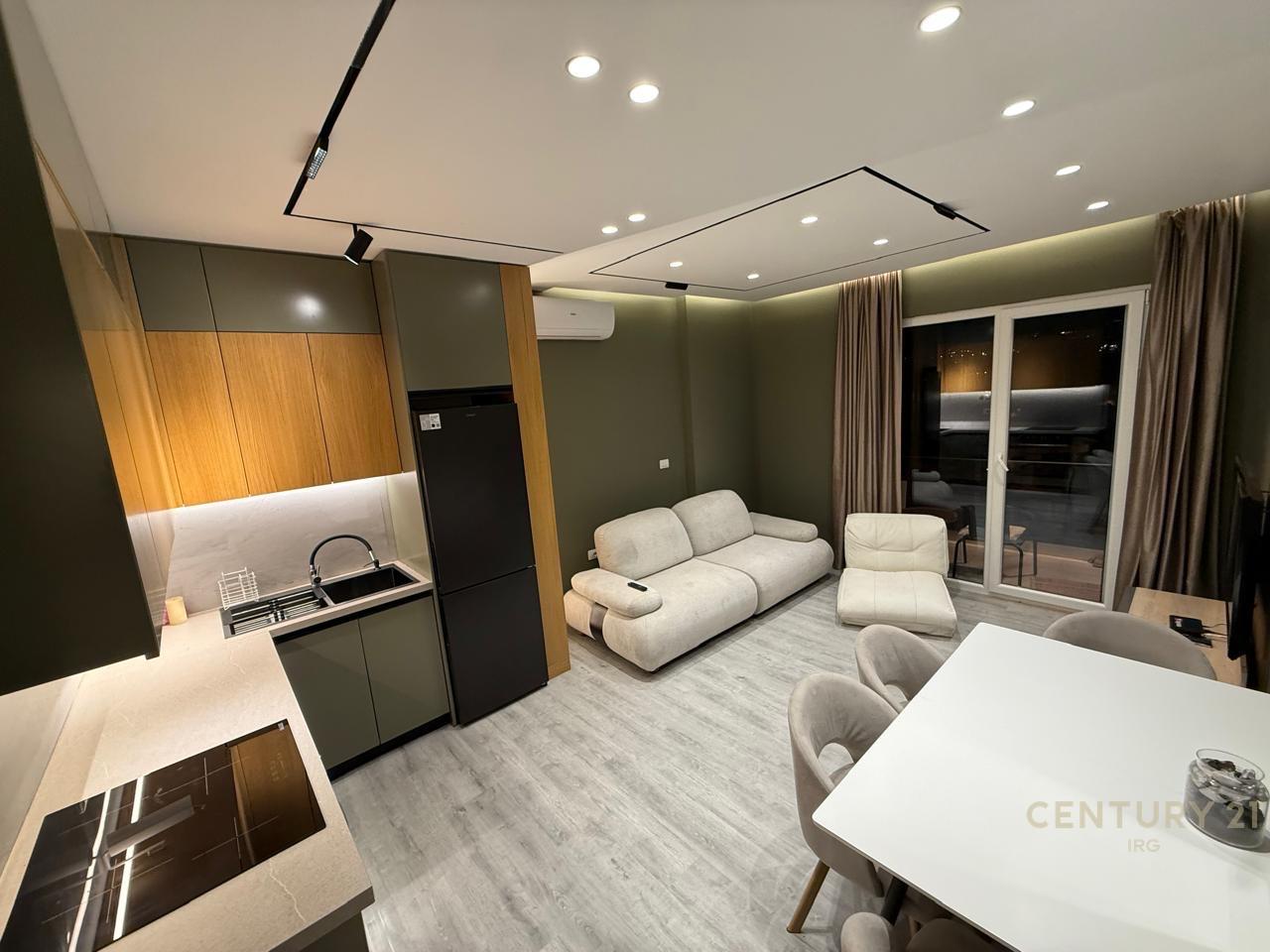 Vendesi in vendita appartamento di tipologia 2+1+2 con posto auto a Ali Dem!