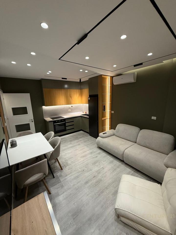 Vendesi in vendita appartamento di tipologia 2+1+2 con posto auto a Ali Dem!