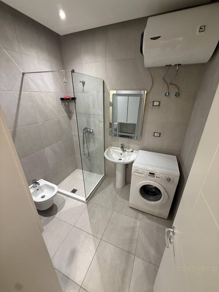 Vendesi in vendita appartamento di tipologia 2+1+2 con posto auto a Ali Dem!