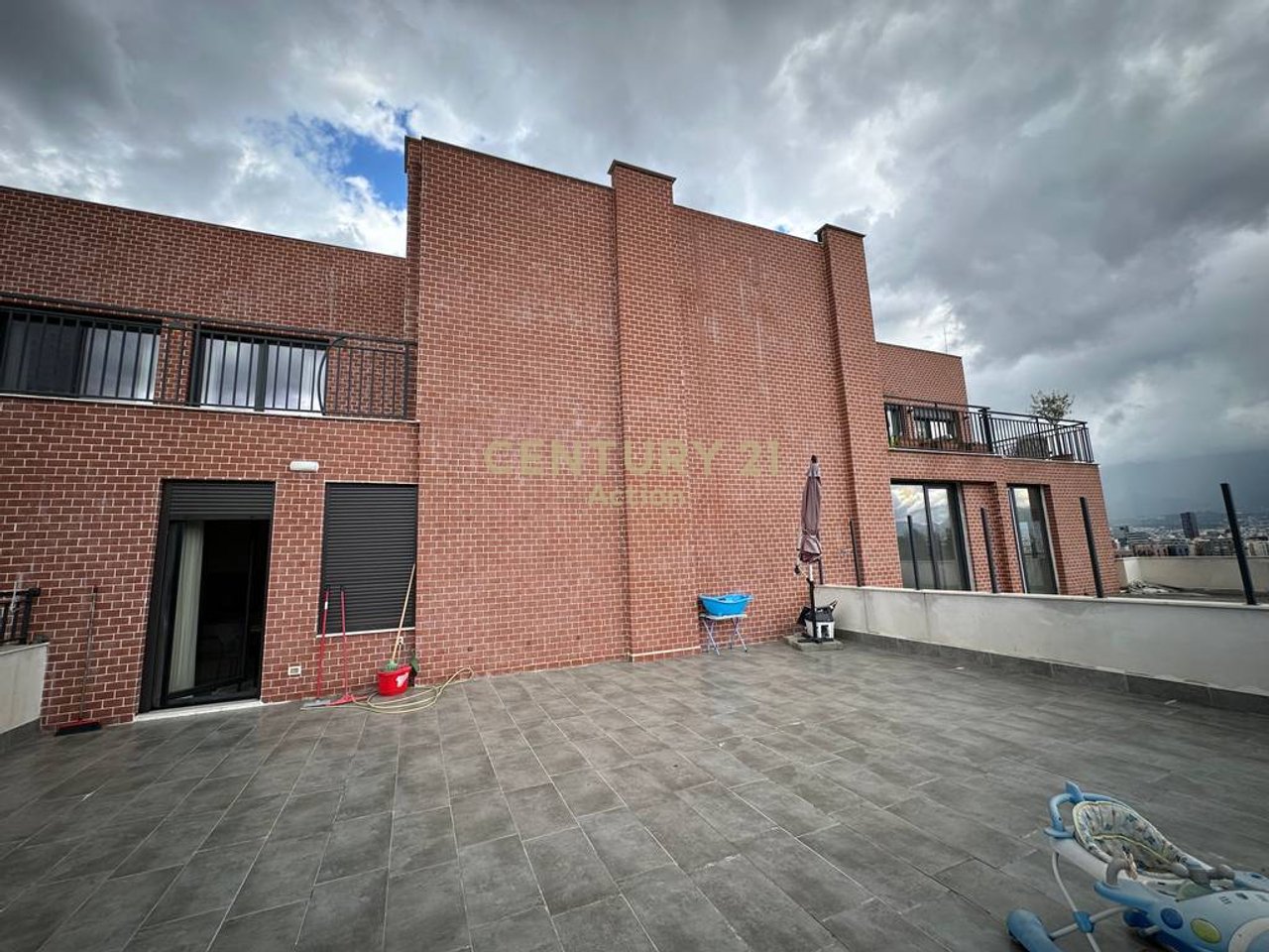 Jepet 2+1+2 me qira te Rezidenca Botaniku,
(Albania College).