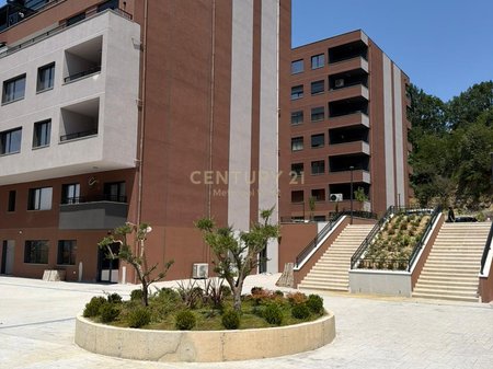 Jepet me Qira Apartament 2+1+2 me Post Parkimi – Kompleksi Xheluks, Rr. e Elbasanit
