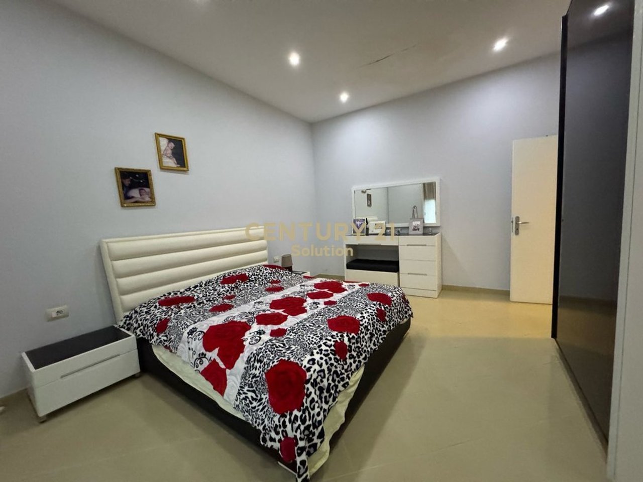 JEPET APARTAMENT 2+1 + POST PARKIMI ME QIRA NE YZBERISH!