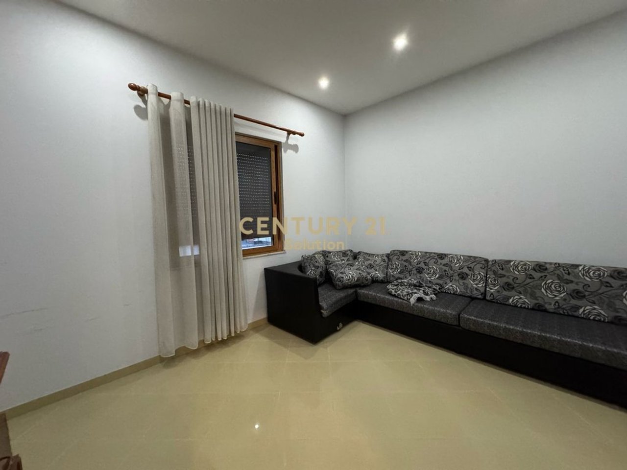 JEPET APARTAMENT 2+1 + POST PARKIMI ME QIRA NE YZBERISH!