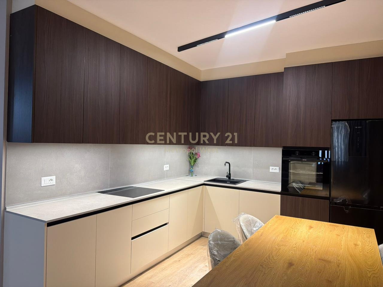 Jepet me Qira Apartament 2+1+2 me Post Parkimi – Kompleksi Xheluks, Rr. e Elbasanit