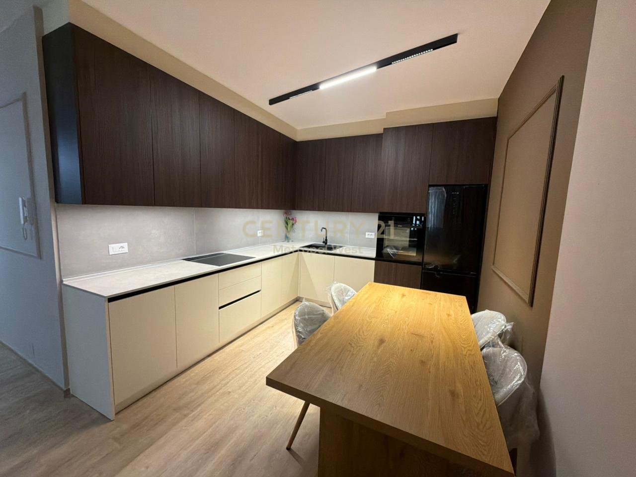Jepet me Qira Apartament 2+1+2 me Post Parkimi – Kompleksi Xheluks, Rr. e Elbasanit