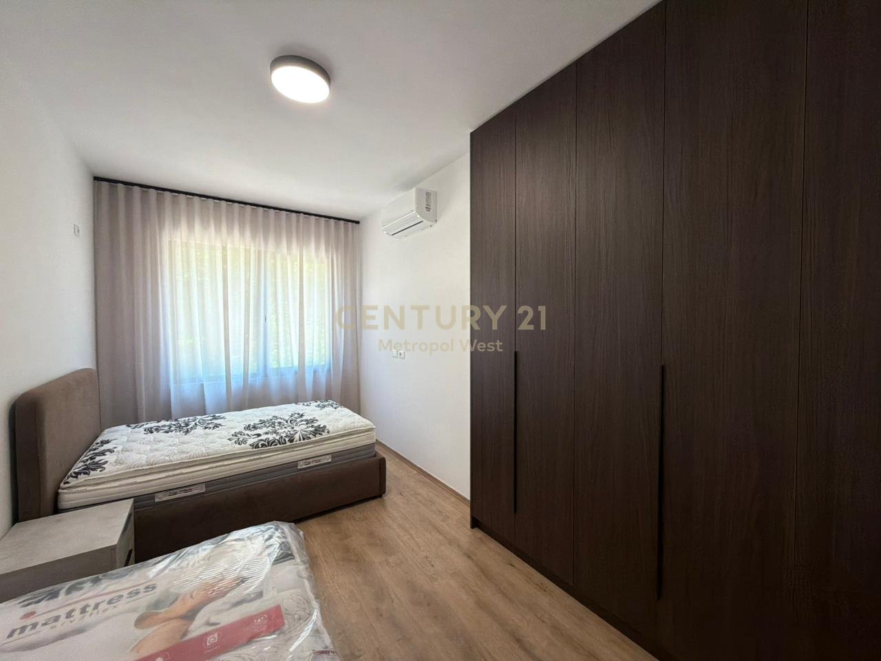 Jepet me Qira Apartament 2+1+2 me Post Parkimi – Kompleksi Xheluks, Rr. e Elbasanit