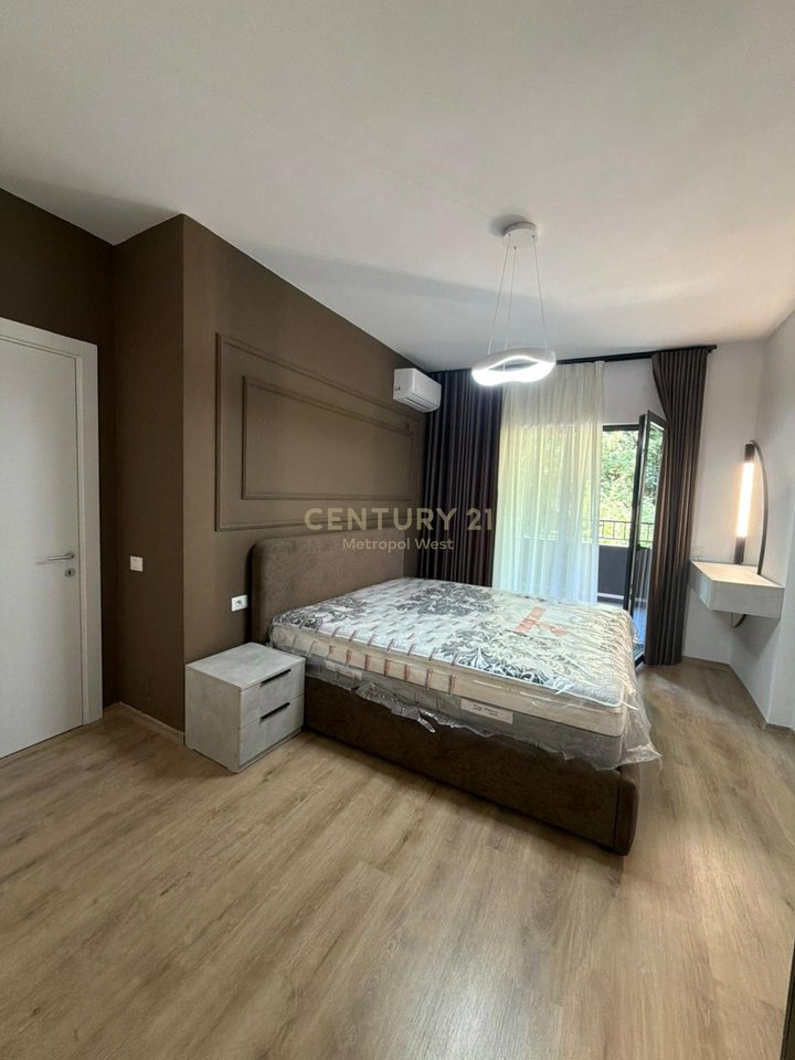 Jepet me Qira Apartament 2+1+2 me Post Parkimi – Kompleksi Xheluks, Rr. e Elbasanit