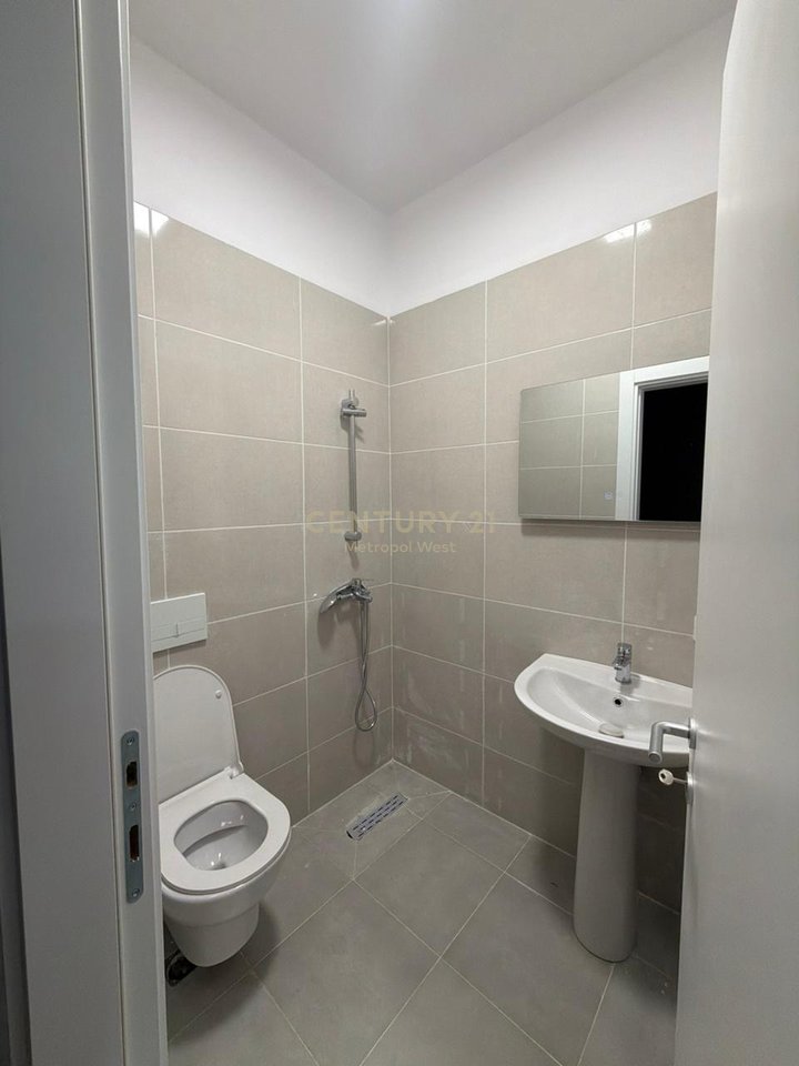 Jepet me Qira Apartament 2+1+2 me Post Parkimi – Kompleksi Xheluks, Rr. e Elbasanit