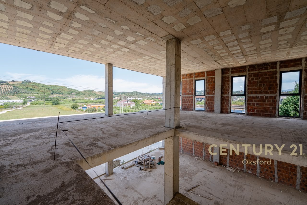 Eksluzive! Godinë  Multifunksiole 2-Katëshe për Shitje,në Vorë!