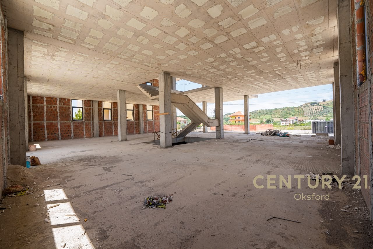 Eksluzive! Godinë  Multifunksiole 2-Katëshe për Shitje,në Vorë!