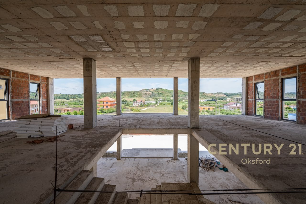 Eksluzive! Godinë  Multifunksiole 2-Katëshe për Shitje,në Vorë!