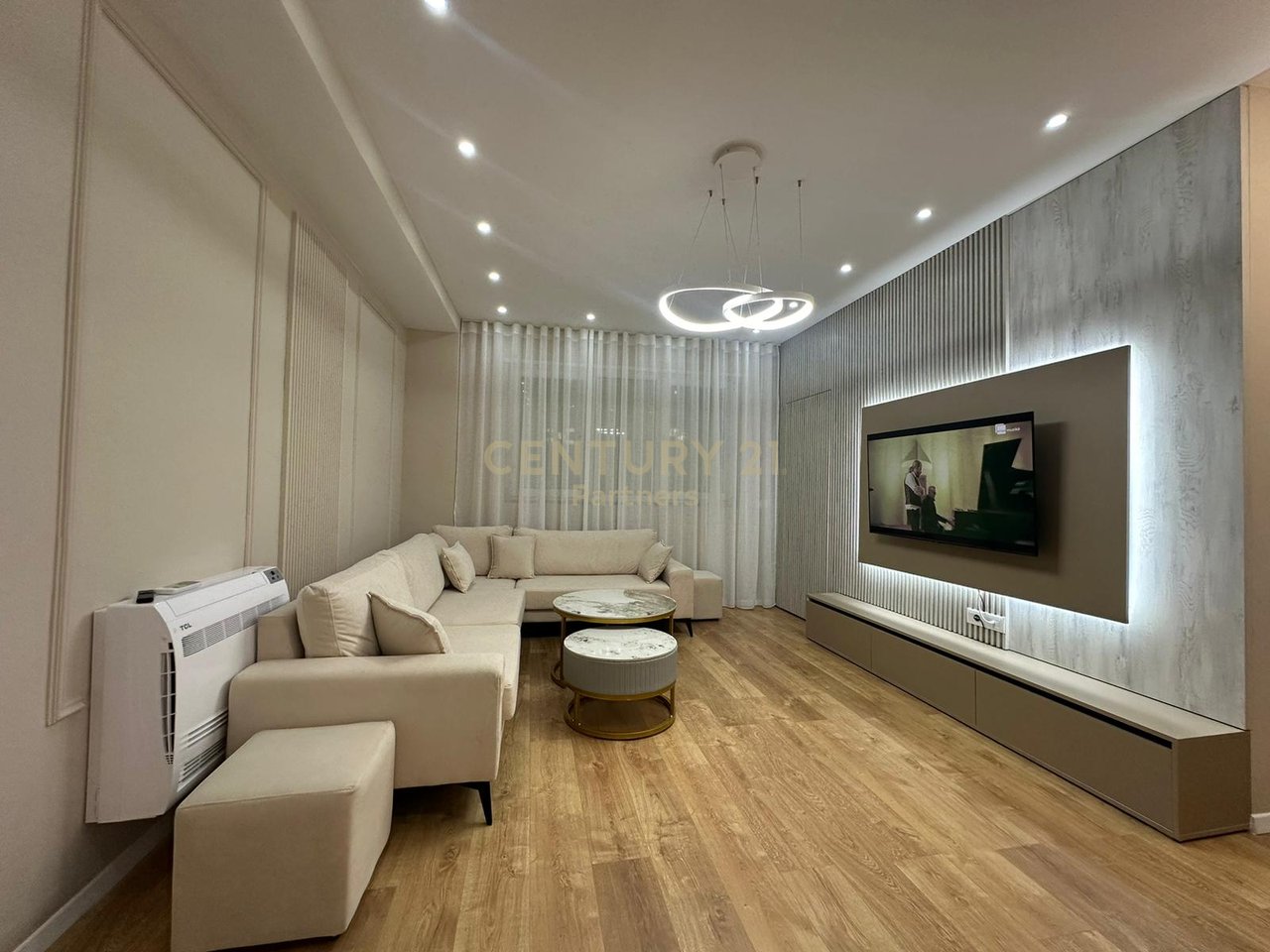 JAPIM ME QIRA APARTAMENT 2+1 TE SHKOLLA KUQE !