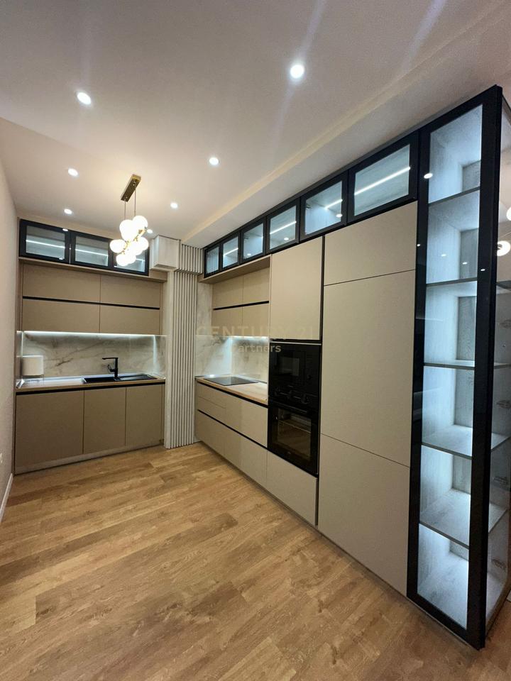 JAPIM ME QIRA APARTAMENT 2+1 TE SHKOLLA KUQE !