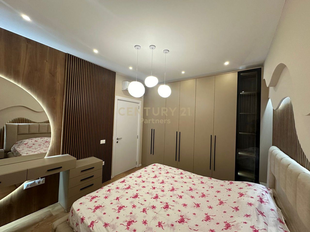 JAPIM ME QIRA APARTAMENT 2+1 TE SHKOLLA KUQE !