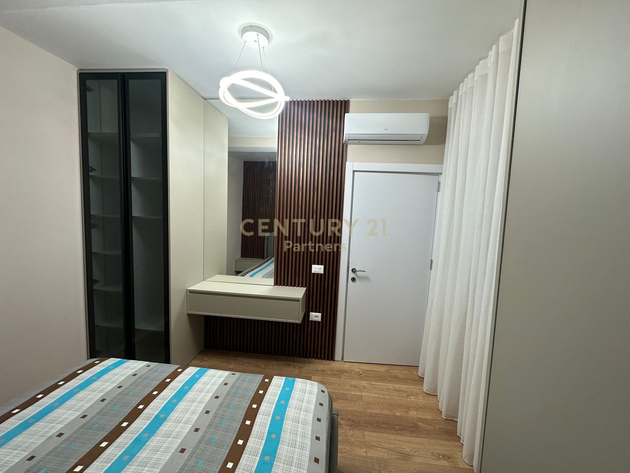 JAPIM ME QIRA APARTAMENT 2+1 TE SHKOLLA KUQE !