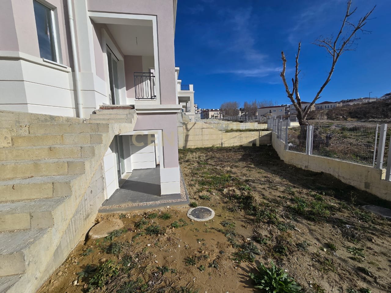 Shitet vilë 3-katëshe në një nga rezidencat më të mira pranë TEG-ut, Colina Verde