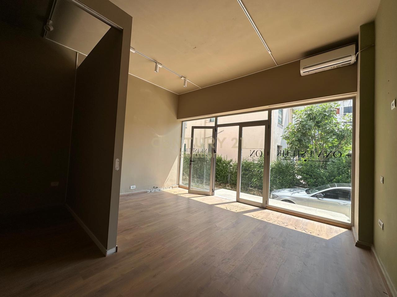 COMMERCIAL UNIT FOR RENT NEAR BAR 2 PALMAT ASTIR!