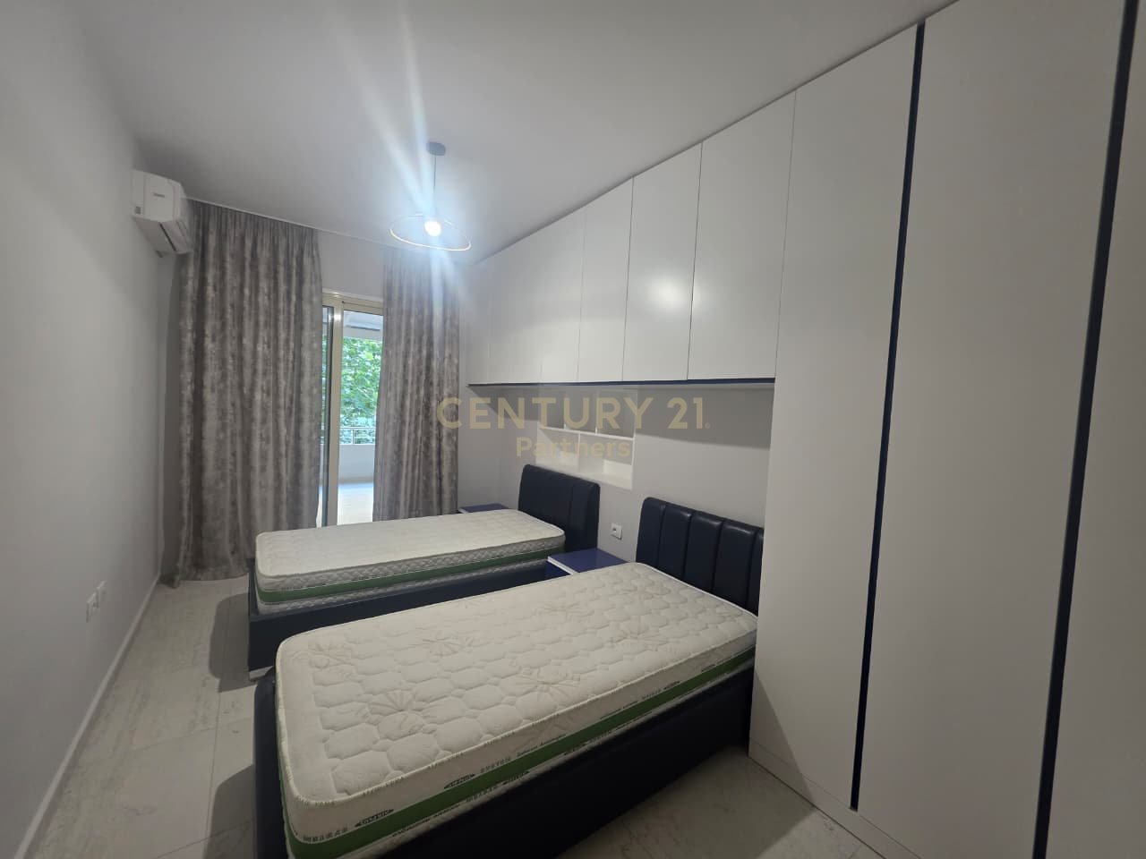 JEPET ME QIRA APARTAMENT 2+1+2 ME VERANDE NE LUNGOMARE, PRANE POSEIDON RESIDENCE