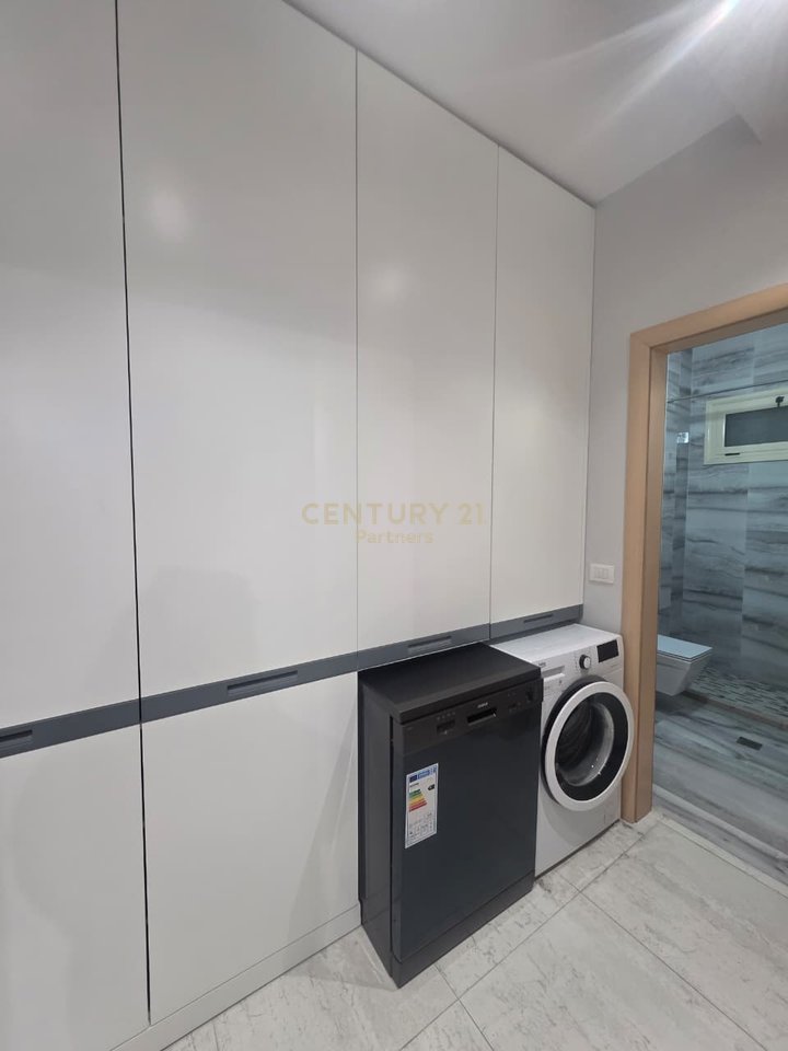 JEPET ME QIRA APARTAMENT 2+1+2 ME VERANDE NE LUNGOMARE, PRANE POSEIDON RESIDENCE