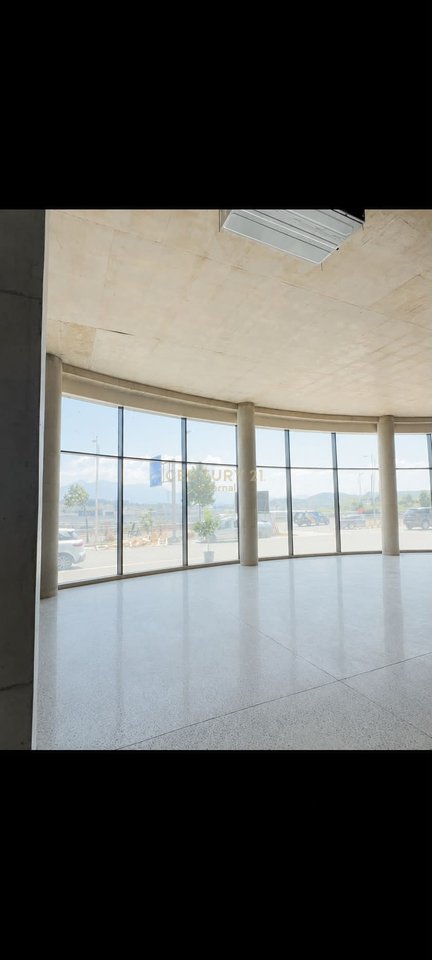 Ambient premium buze rruge per qira tek Mbikalimi i Rinasit