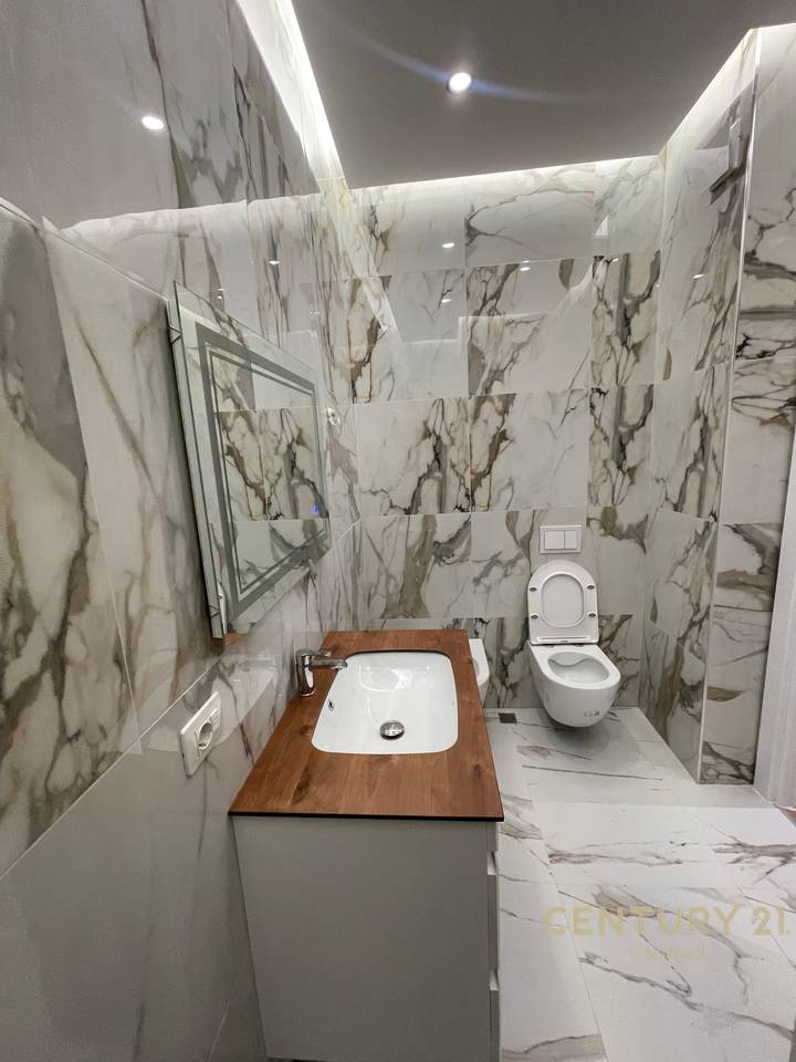 Apartament 3+2+1 për Shitje në Univers City