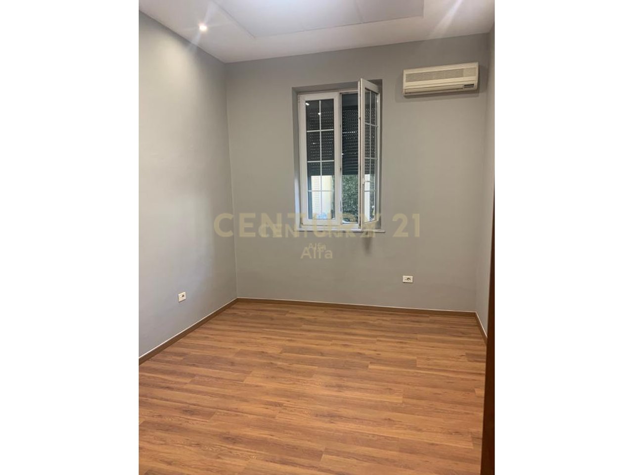 Locale in affitto con una superficie di 158m² nel vecchio blocco!