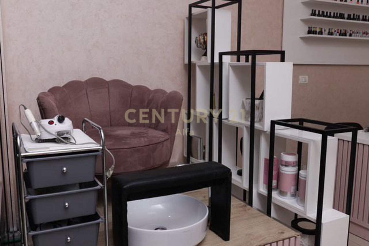Shitet ambient biznesi  qendër estetike, gati për punë, pranë Kristal Center!
