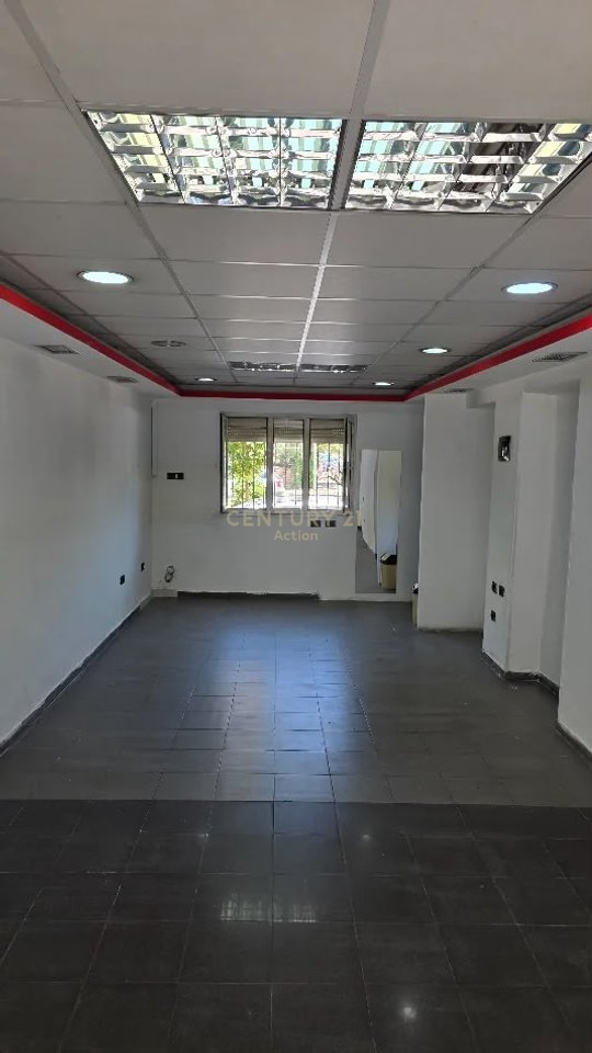 We sell a shop near the United School, 40 m².