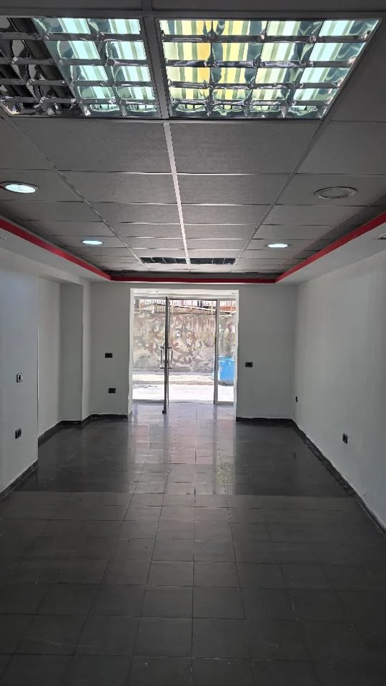 We sell a shop near the United School, 40 m².