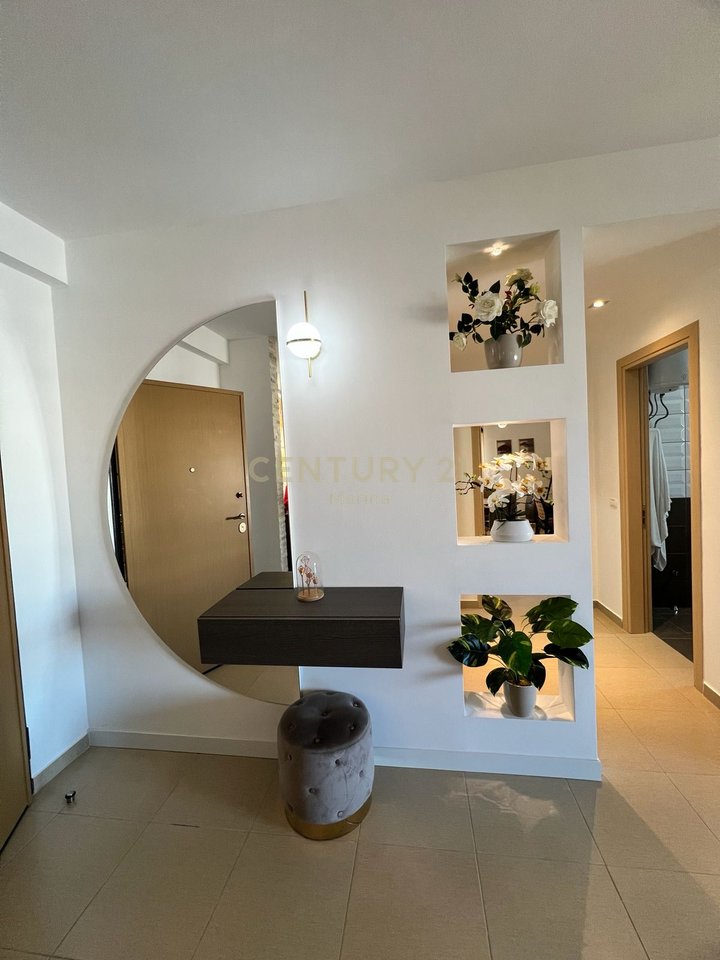 APARTAMENT MODERN PER SHITJE ,PRANE LUNGOMARES.(1660 euro /m2)