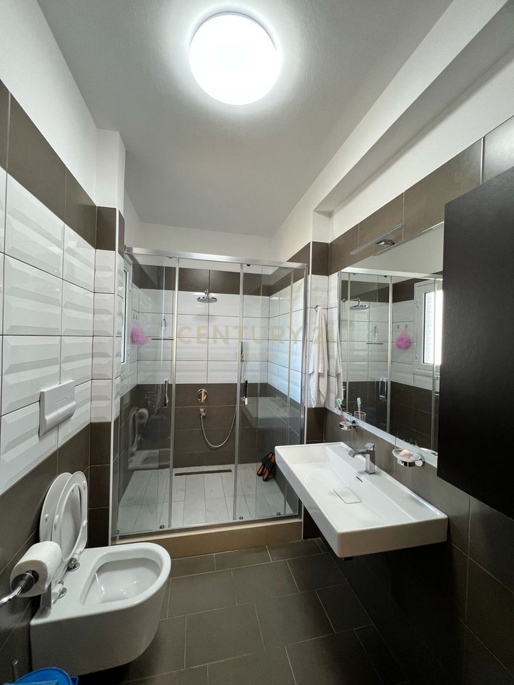 APARTAMENT MODERN PER SHITJE ,PRANE LUNGOMARES.(1660 euro /m2)