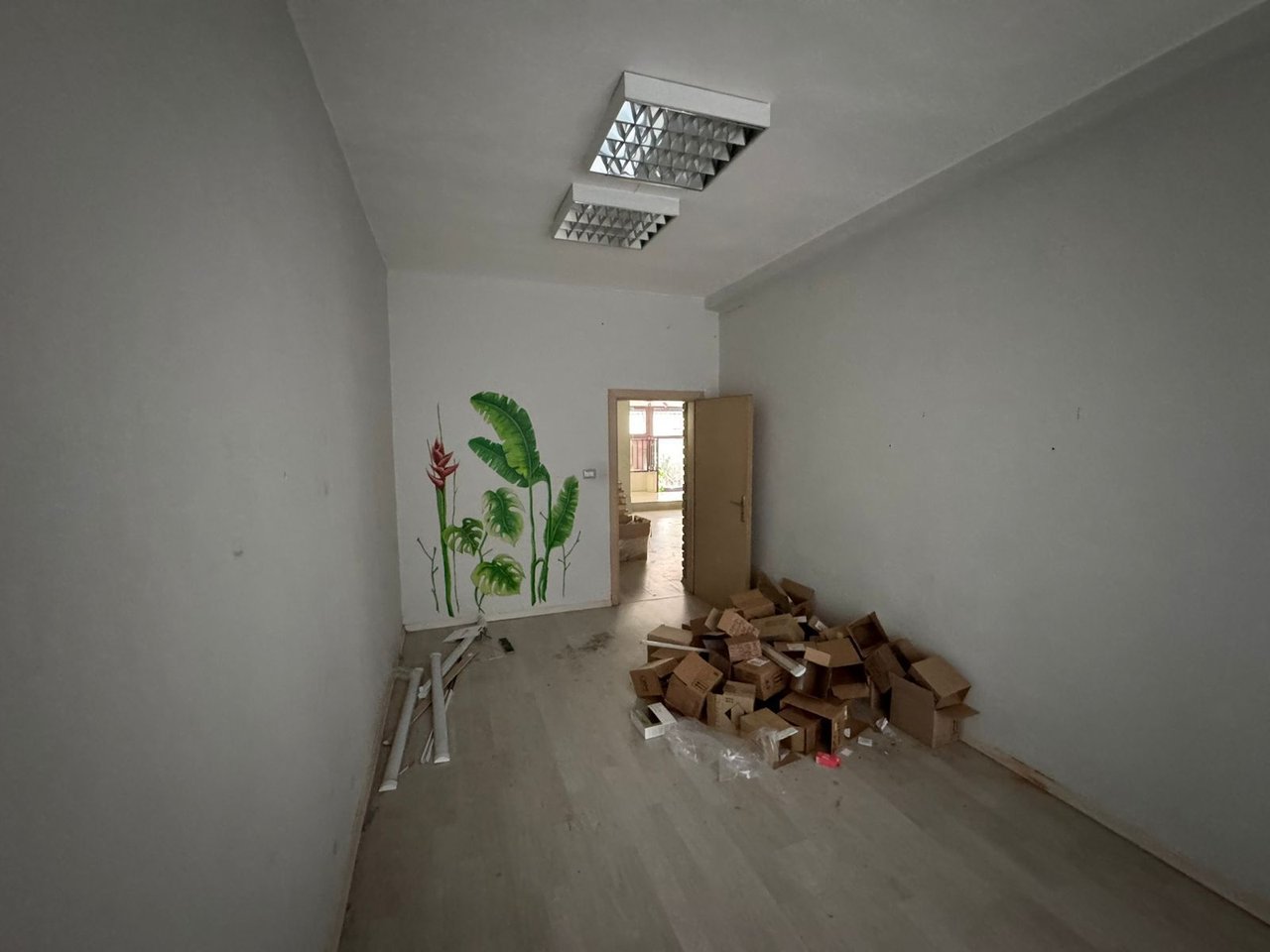 LOCALE COMMERCIALE IN AFFITTO, 100 m² A ISH-BLLOK – VICINO A KAFE ROMA