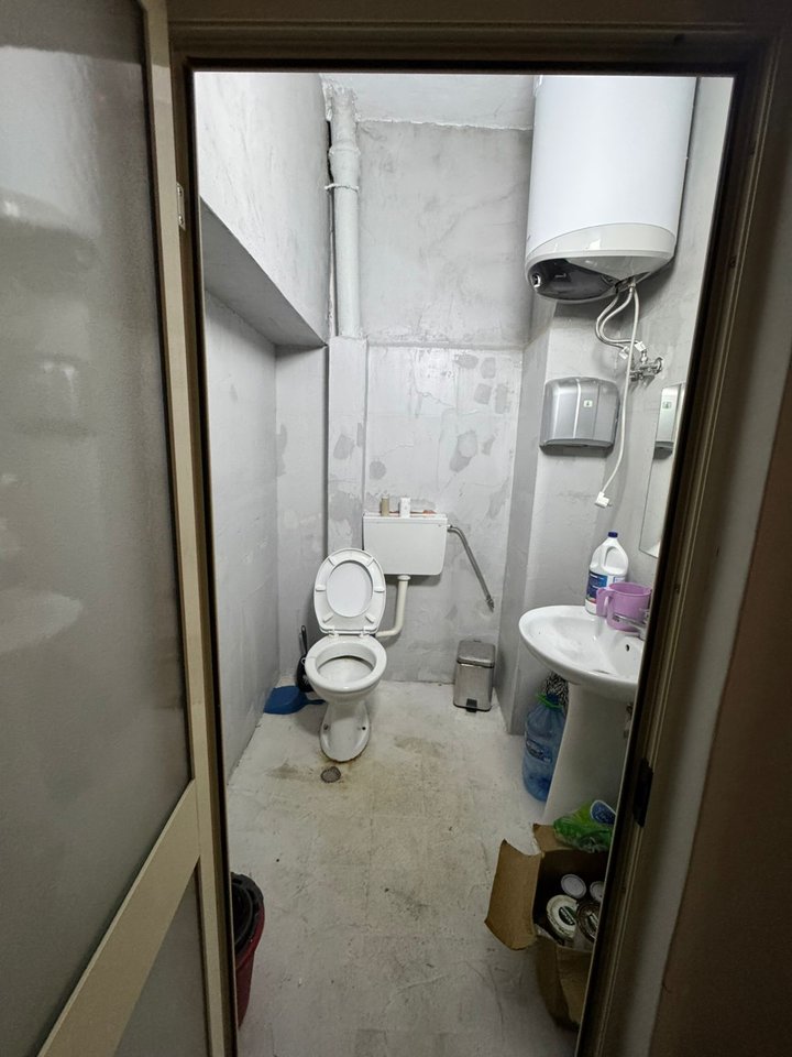 LOCALE COMMERCIALE IN AFFITTO, 100 m² A ISH-BLLOK – VICINO A KAFE ROMA
