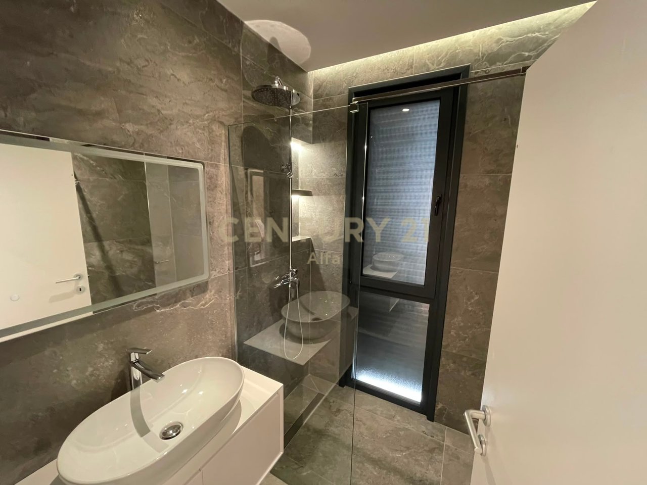 Jepet me Qira Apartament 2+1 te Liqeni i Thate! 1300 € / Muaj