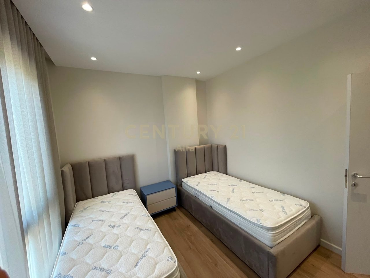 Jepet me Qira Apartament 2+1 te Liqeni i Thate! 1300 € / Muaj